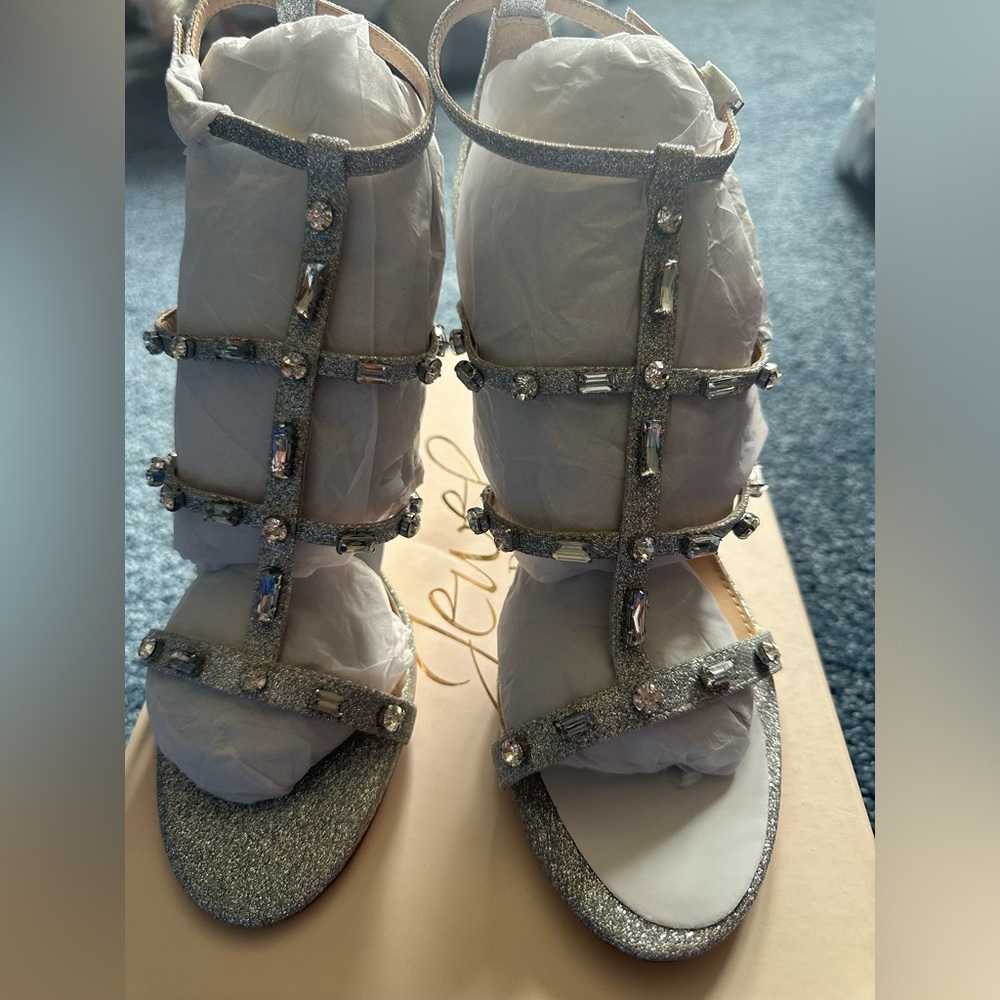 NWOT Jewel Badgley Mischka Adela T-Strap Sandals, Silver Glitter; 9 1/2